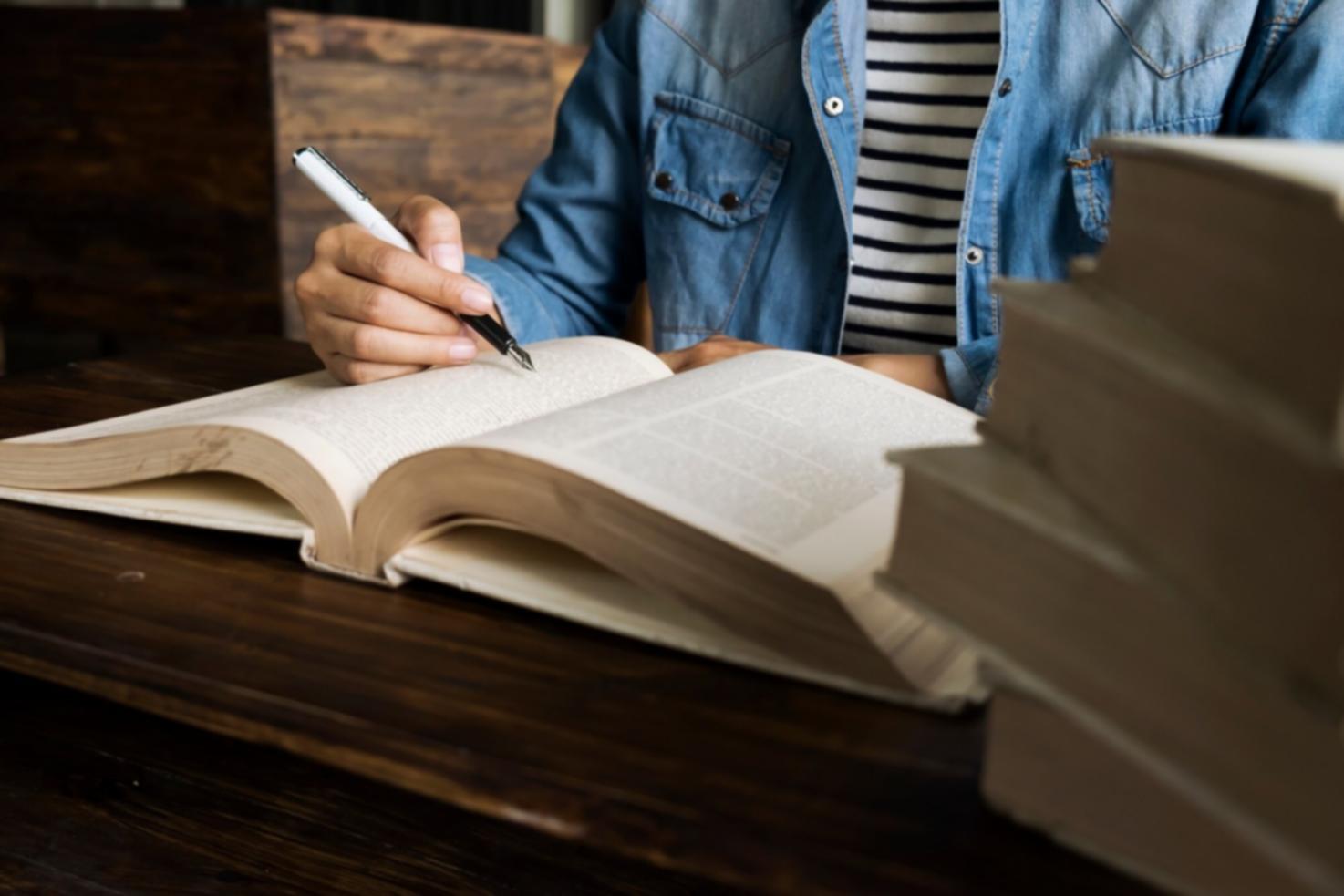 Salle de conférence moderne avec participants en formation
